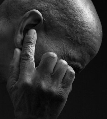 Sağır adam gri arka planda sağırlık ve işitme kaybı yaşıyor 