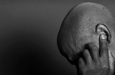 Sağır adam gri arka planda sağırlık ve işitme kaybı yaşıyor 