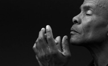 Tanrı 'ya dua eden bir adam.