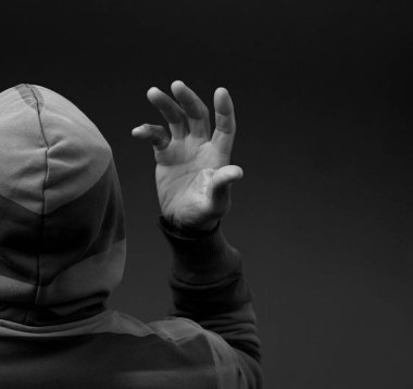 Adam karanlık arka planda Tanrı 'ya dua ediyor