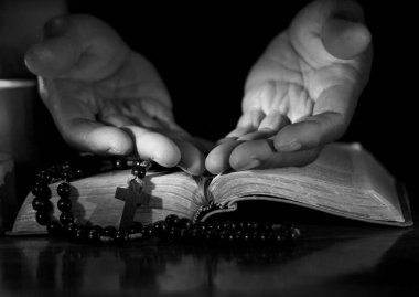 Tanrı 'ya dua eden adam İncil' in üzerinde.