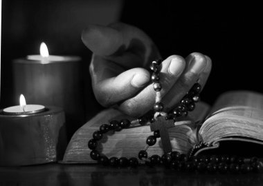 Tanrı 'ya dua eden adam İncil' in üzerinde.