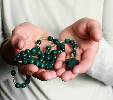 Elinde tespih, elinde dini kavramsal fotoğraf.                             