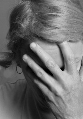 Sağırlığı ve işitme kaybı olan gri arka planda bir kadın. 