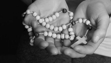 Elinde tespih, elinde dini kavramsal fotoğraf.                             