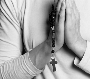 Karanlık arka planda Tanrı 'ya dua eden bir adam. 