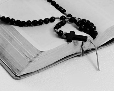 Kutsal İncil ve tespih bir masada.