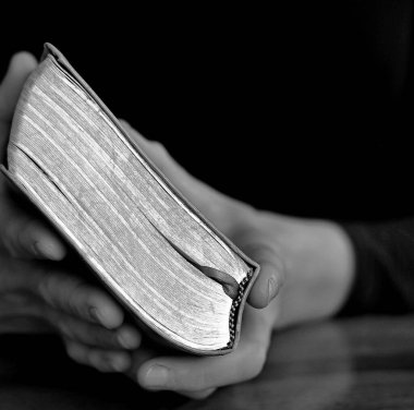 İncil bir adamın ellerindedir. siyah ve beyaz.