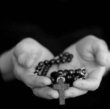 Tespihle ellerini kapat.