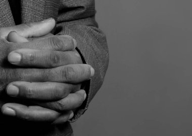 Adam elleri koyu arkaplanlı 