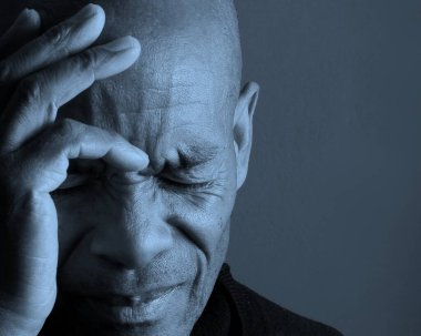 Baş ağrısı çeken son sınıf öğrencisi.