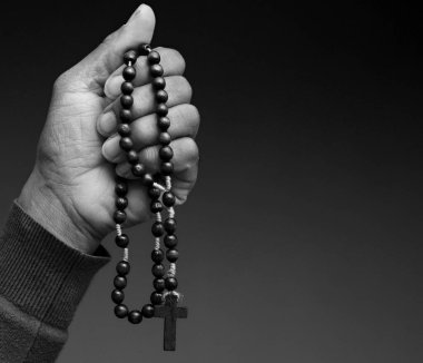 Tespihi tutan adama yaklaş.