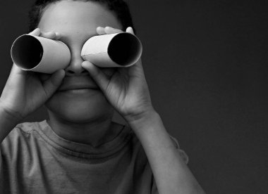 Dürbünlü çocuk, stüdyo fotoğrafı. 