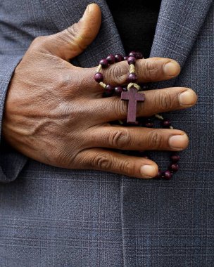 Tespih çeken bir adamın dikey görüntüsü.