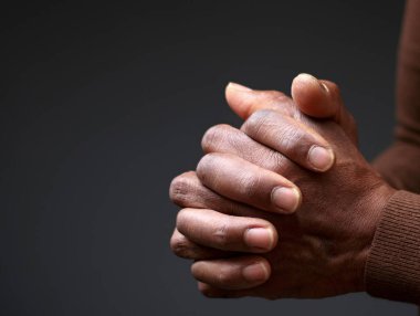 Afro-Amerikalı dua ediyor, ellerinizi kapatın. 