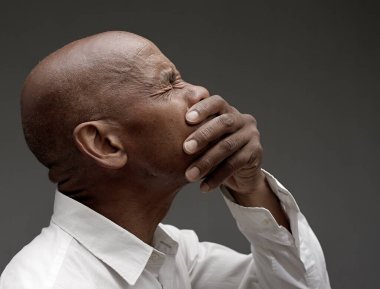 Dua eden adama yaklaş, stüdyo çekimi. 