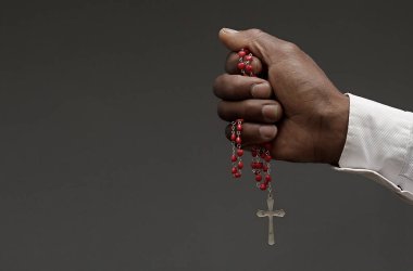 Dua eden adama yaklaş, stüdyo çekimi. 