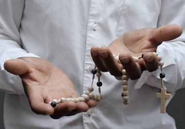 Dua eden adama yaklaş, stüdyo çekimi. 