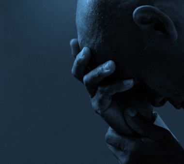 Dua eden adama yaklaş, stüdyo çekimi. 