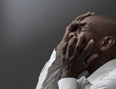 Dua eden adama yaklaş, stüdyo çekimi. 