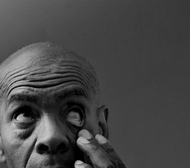 Gözleri enfeksiyon kapmış bir adam gözlerini ovuyor.