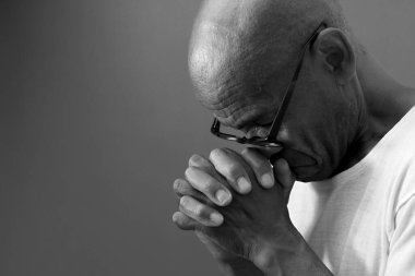 Dua eden adama yaklaş, stüdyo çekimi. 