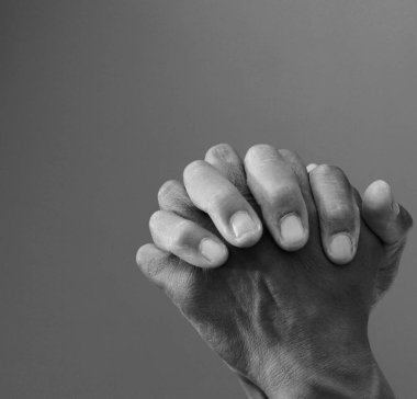 Dua eden adama yaklaş, stüdyo çekimi. 