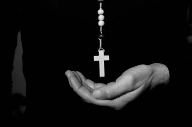 Siyah arka plan üzerinde el ele tutuşmalar, siyah ve beyaz. 