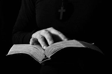 İncili okuyan bir adamın orta bölümü