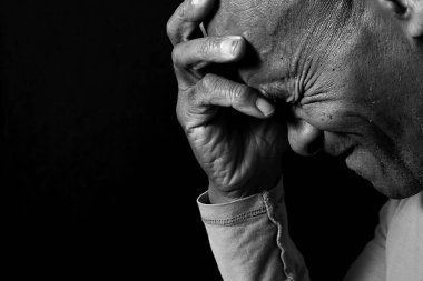 Siyah arka plana karşı umutsuz bir Afrikalı Amerikalı.