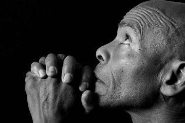 Erkek duasına yakın çekim, stüdyo çekimi, siyah beyaz