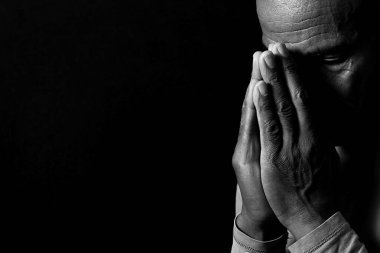 Erkek duasına yakın çekim, stüdyo çekimi, siyah beyaz