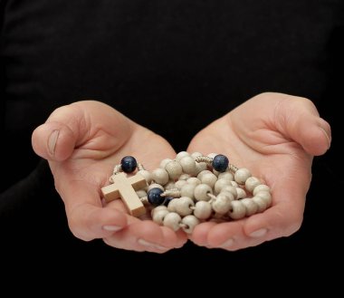 Siyah arkaplan üzerinde çapraz eller