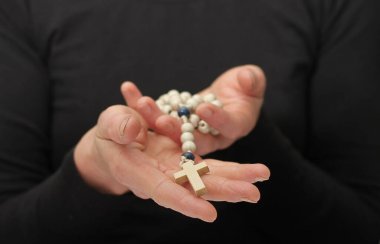 Siyah arkaplan üzerinde çapraz eller