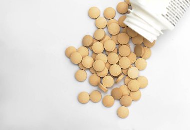 Haplar beyaz arka planda izole bir şekilde şişeden düşüyor.