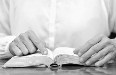 Beyaz bluzlu kadının orta bölümü İncil okuyor, siyah ve beyaz. 