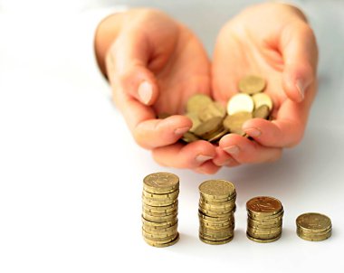 Bozuk paralar beyaz arka planda erkeklerin elinde