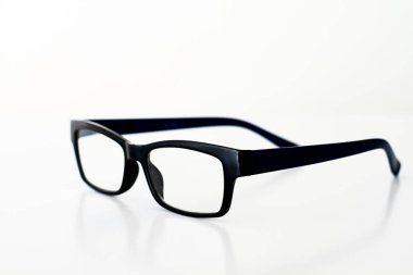 Beyaz arka planda Siyah Okuma Gözlükleri