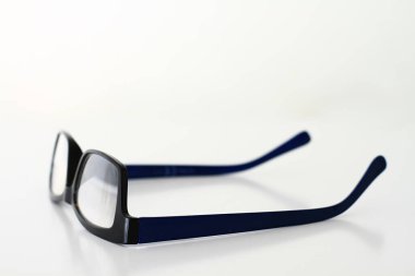 Beyaz arka planda Siyah Okuma Gözlükleri