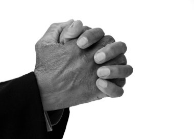 Afrikalı Amerikalı adamın orta kesimi dua ediyor.