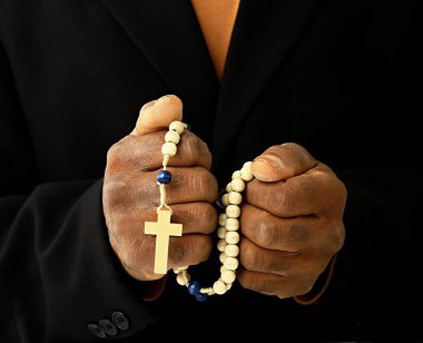 Siyah arka plan üzerinde sınırı geçen Afrikalı Amerikalı bir adam.