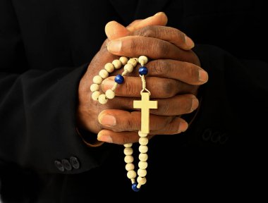 Siyah arka plan üzerinde sınırı geçen Afrikalı Amerikalı bir adam. 