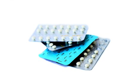Beyaz arka planda doğum kontrol hapları