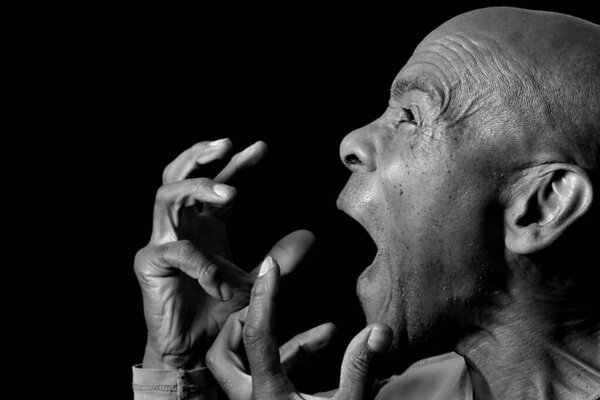 пенсионер кричит, студия снимает 