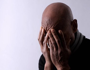 Depresyonda olan Afro-Amerikan adam. 