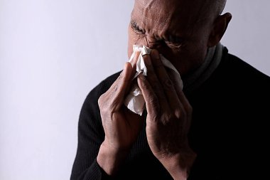 Hasta Afrikalı adam burnunu siliyor. 