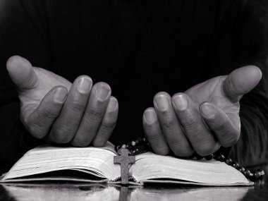  Adam tespih ve incil ile dua ediyor.