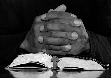  Adam tespih ve incil ile dua ediyor.