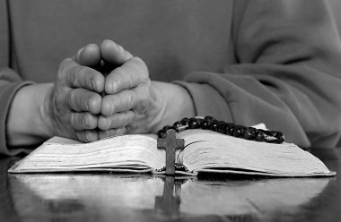  Adam tespih ve incil ile dua ediyor.