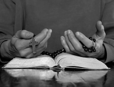  Adam tespih ve incil ile dua ediyor.